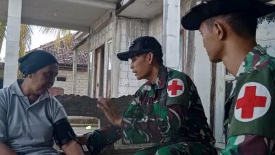heboh!-tim-tmmd-‘gerilya’-ke-rumah-warga,-tni-bagi-layanan-kesehatan-gratis-di-banyuwangi