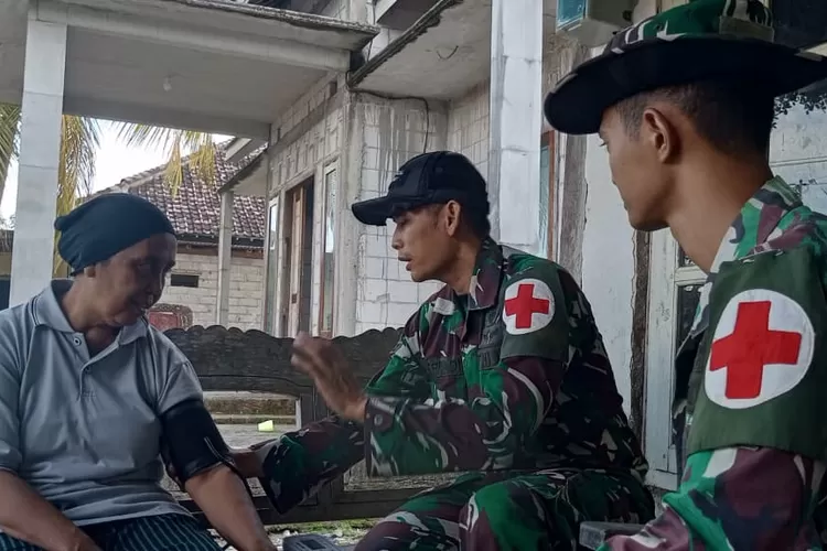heboh!-tim-tmmd-‘gerilya’-ke-rumah-warga,-tni-bagi-layanan-kesehatan-gratis-di-banyuwangi