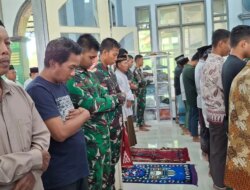 Sholat Jumat Terakhir Prajurit TMMD 125 di Masjid Al Miftahul Huda Siliragung, Warga Kesilir Menangis Saat Perpisahan