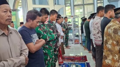 sholat-jumat-terakhir-prajurit-tmmd-125-di-masjid-al-miftahul-huda-siliragung,-warga-kesilir-menangis-saat-perpisahan