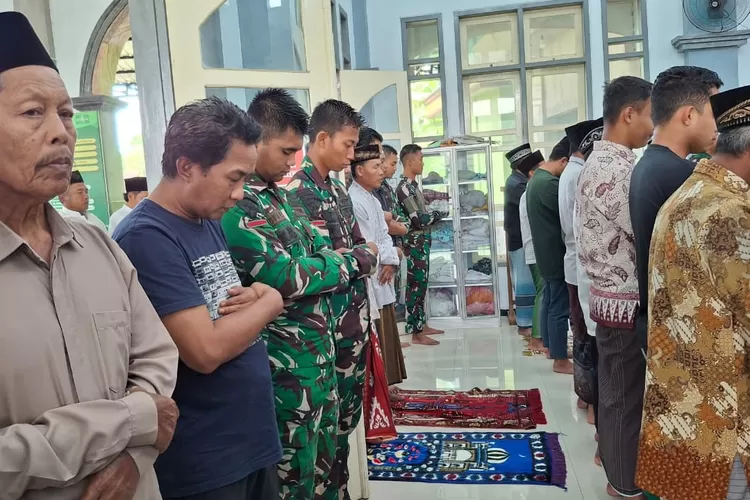 sholat-jumat-terakhir-prajurit-tmmd-125-di-masjid-al-miftahul-huda-siliragung,-warga-kesilir-menangis-saat-perpisahan