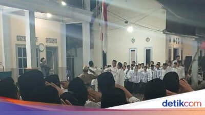 unik!-ponpes-banyuwangi-ini-gelar-upacara-kemerdekaan-16-agustus-malam