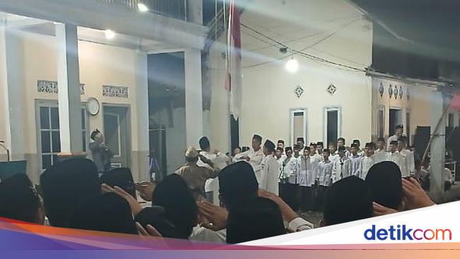 unik!-ponpes-banyuwangi-ini-gelar-upacara-kemerdekaan-16-agustus-malam