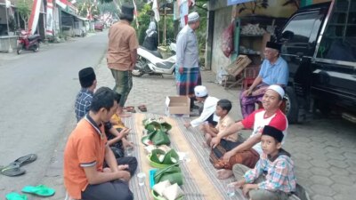 syukuran-hut-ke-80-ri,-warga-kelir-kompak-gelar-makan-bersama-di-pinggir-jalan-–-radar-banyuwangi