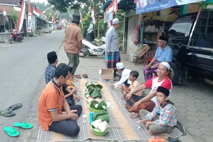 syukuran-hut-ke-80-ri,-warga-kelir-kompak-gelar-makan-bersama-di-pinggir-jalan-–-radar-banyuwangi