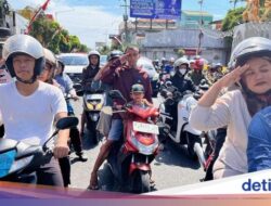 Khidmatnya Pengendara di Banyuwangi Ikuti Detik detik Proklamasi