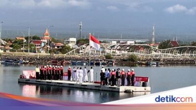 upacara-hut-ri-di-banyuwangi-digelar-di-dermaga-ponton-tengah-laut