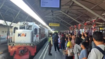 merinding,-begini-suasana-hut-ke-80-ri-di-atas-kereta-api-kai-daop-8-surabaya