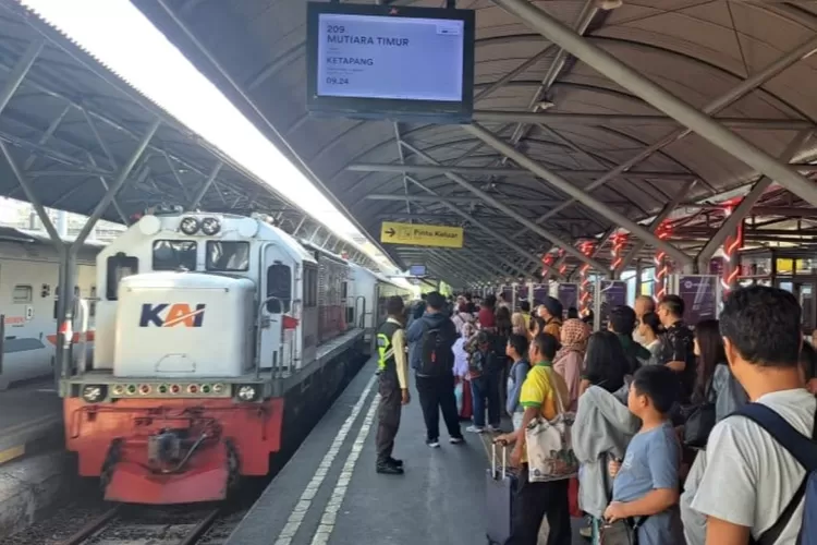 merinding,-begini-suasana-hut-ke-80-ri-di-atas-kereta-api-kai-daop-8-surabaya