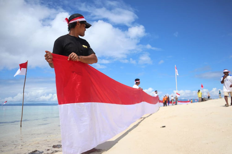 merah-putih-80-meter-berkibar-gagah-di-ujung-samudera-pasifik-–-times-banyuwangi