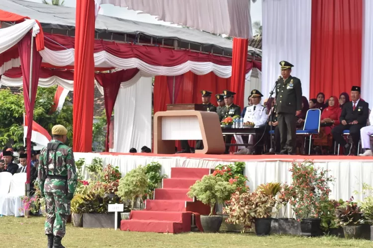 gaungkan-semangat-perjuangan!-satgas-tmmd-banyuwangi-ikuti-upacara-hut-ke-80-ri-di-lapangan-siliragung
