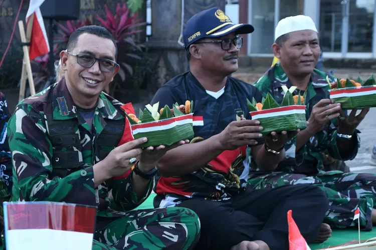 gelar-tasyakuran-kemerdekaan,-warga-kesilir-dan-siliragung-tumpah-ruah-di-jalan-sepanjang-3-km-–-radar-banyuwangi