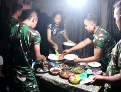 Kebersamaan TNI dan Warga di TMMD, Santap Ikan Bakar di Rumah Penerima Program Bedah Rumah!