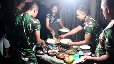 kebersamaan-tni-dan-warga-di-tmmd,-santap-ikan-bakar-di-rumah-penerima-program-bedah-rumah!