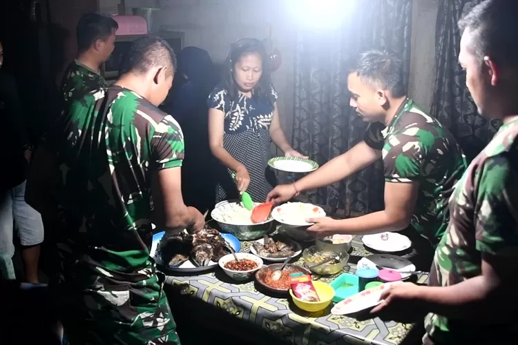 kebersamaan-tni-dan-warga-di-tmmd,-santap-ikan-bakar-di-rumah-penerima-program-bedah-rumah!