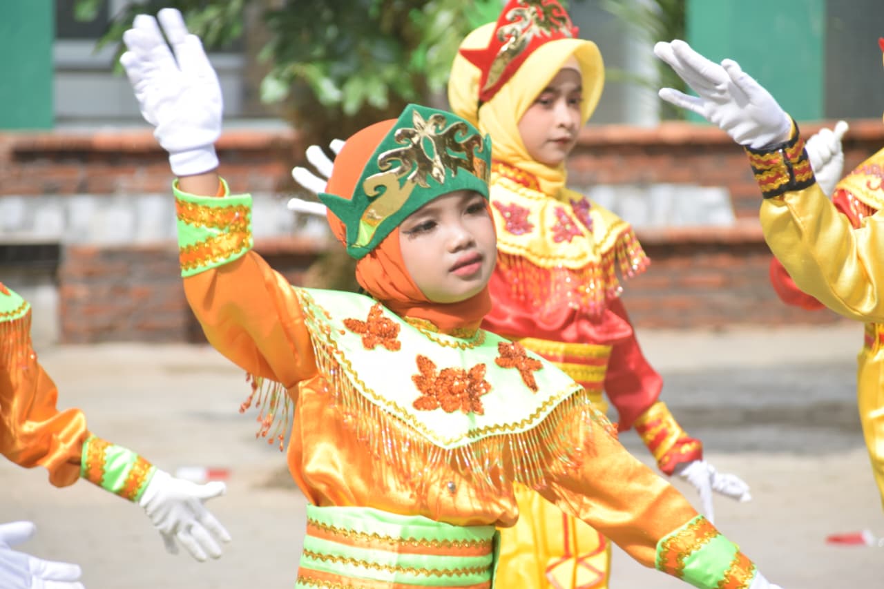 libatkan-siswa-dan-walimurid,-syamsul-huda-gelar-upacara-detik-detik-proklamasi