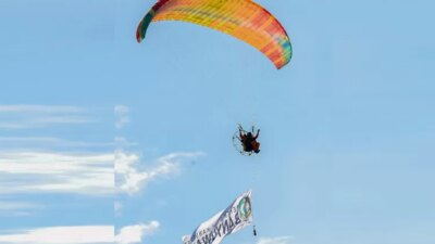 spektakuler!-pesawat-dan-paramotor-hiasi-upacara-hut-ri-ke-80-di-banyuwangi