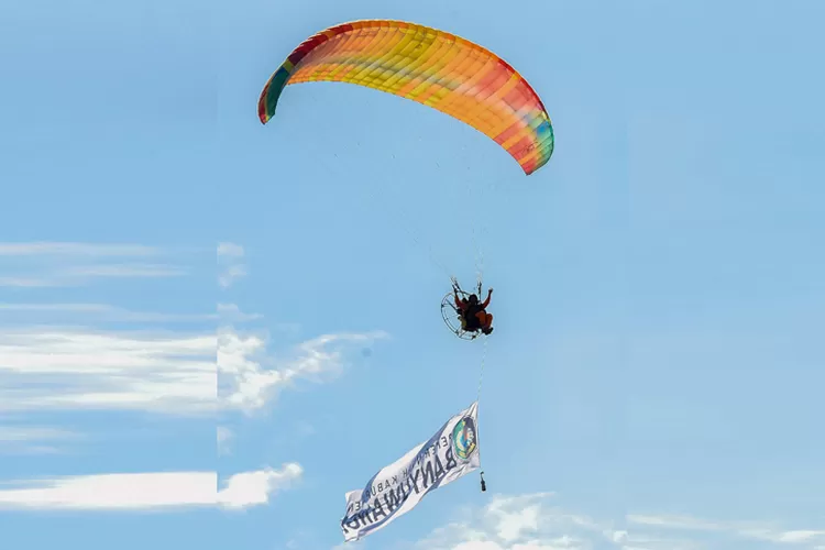 spektakuler!-pesawat-dan-paramotor-hiasi-upacara-hut-ri-ke-80-di-banyuwangi