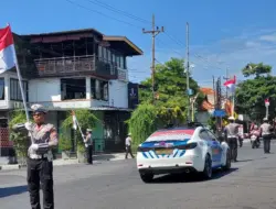 Momen Detik-detik Proklamasi, Pengguna Jalan di Banyuwangi Berhenti Sejenak Lakukan Penghormatan