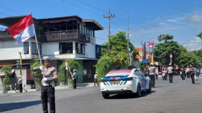 momen-detik-detik-proklamasi,-pengguna-jalan-di-banyuwangi-berhenti-sejenak-lakukan-penghormatan