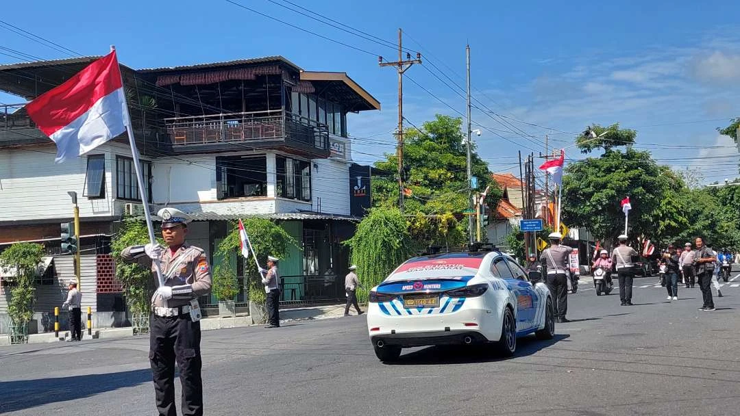 momen-detik-detik-proklamasi,-pengguna-jalan-di-banyuwangi-berhenti-sejenak-lakukan-penghormatan