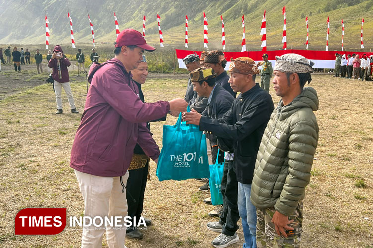 pilih-beda,-hotel-the-1o1-malang-oj-gelar-upacara-hari-kemerdekaan-di-gunung-bromo-–-times-banyuwangi