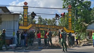 kado-spesial-hut-ke-80-ri!-gapura-tmmd-kodim-banyuwangi-berdiri-kokoh-di-pintu-jembatan-desa-kesilir