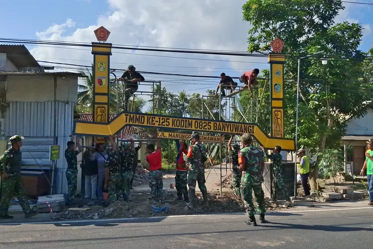 kado-spesial-hut-ke-80-ri!-gapura-tmmd-kodim-banyuwangi-berdiri-kokoh-di-pintu-jembatan-desa-kesilir