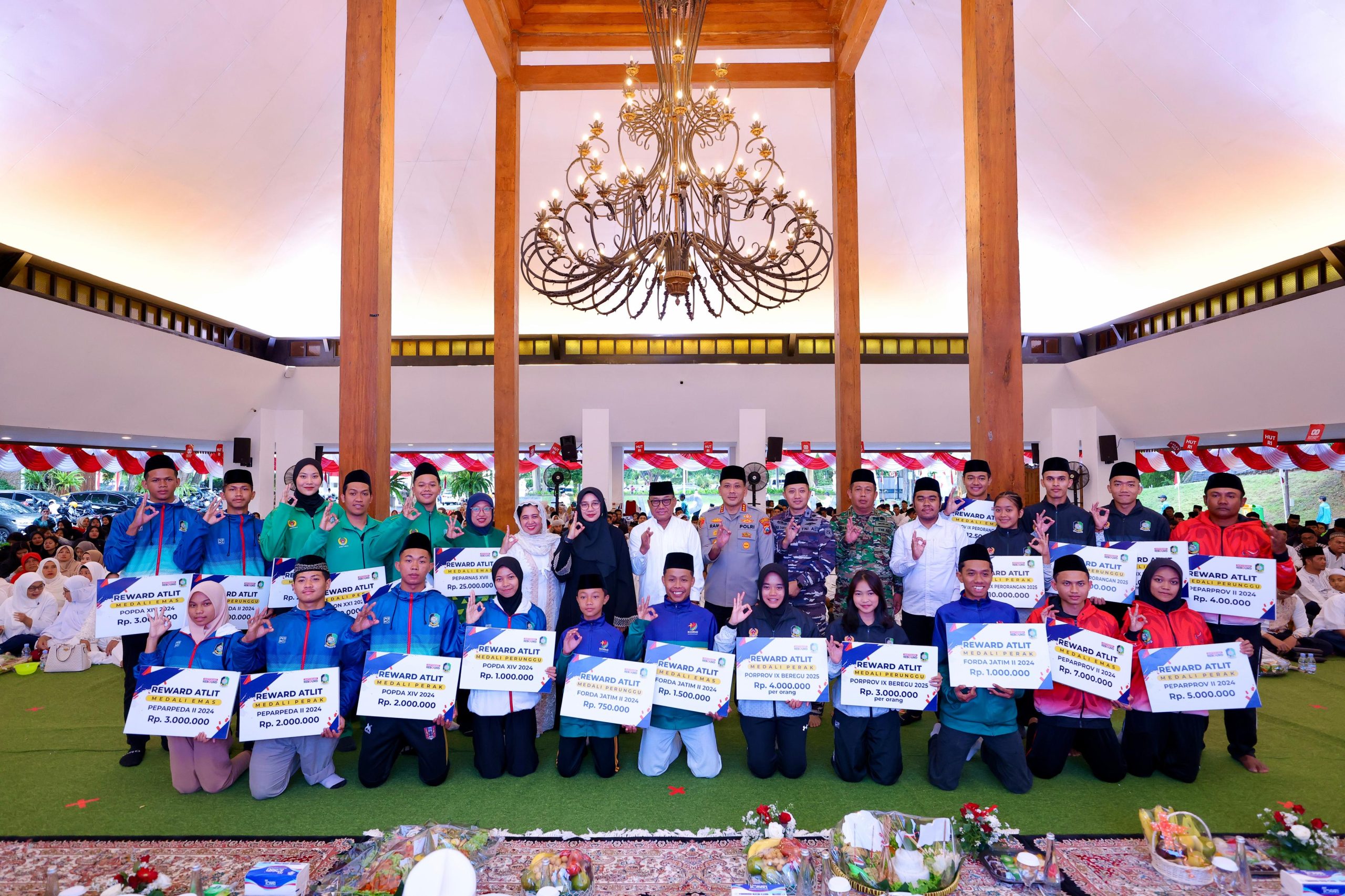 momen-hut-kemerdekaan-ri,-bupati-ipuk-beri-reward-rp-1,75-miliar-pada-389-attlet-banyuwangi-berprestasi