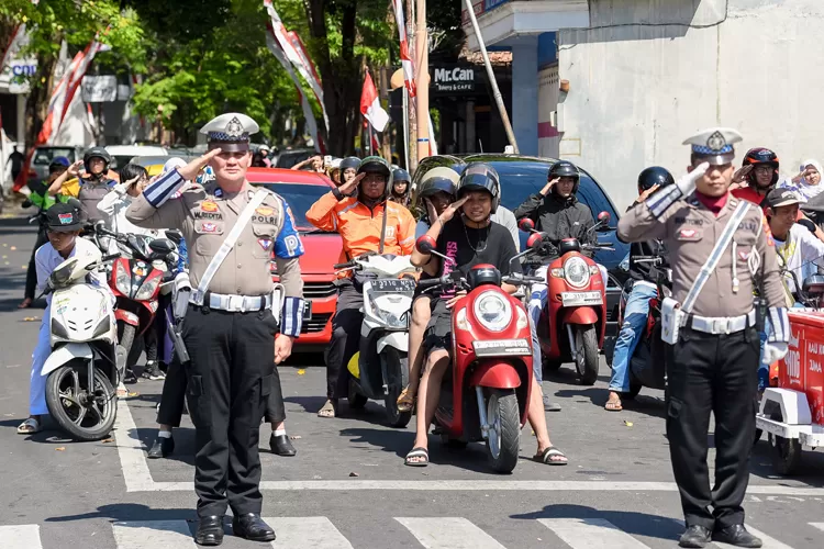 merinding!-lalu-lintas-simpang-lima-banyuwangi-hening-saat-hormat-bendera-di-hari-kemerdekaan