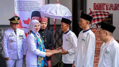 harukan!-13-napi-banyuwangi-bebas-usai-terima-remisi-hut-ri-ke-80,-sujud-syukur-di-gerbang-lapas