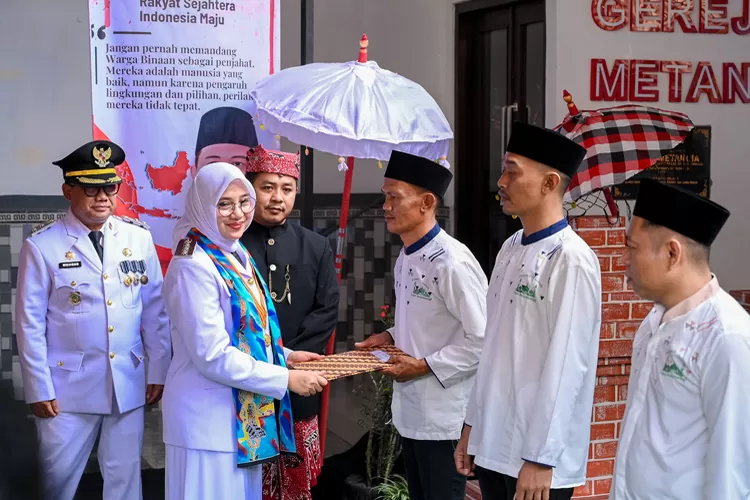 harukan!-13-napi-banyuwangi-bebas-usai-terima-remisi-hut-ri-ke-80,-sujud-syukur-di-gerbang-lapas