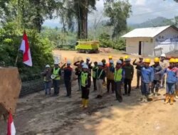 Momen Pekerja Proyek Perbaikan Gumitir Berhenti Kerja untuk Upacara Kemerdekaan – Radar Banyuwangi
