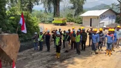 momen-pekerja-proyek-perbaikan-gumitir-berhenti-kerja-untuk-upacara-kemerdekaan-–-radar-banyuwangi