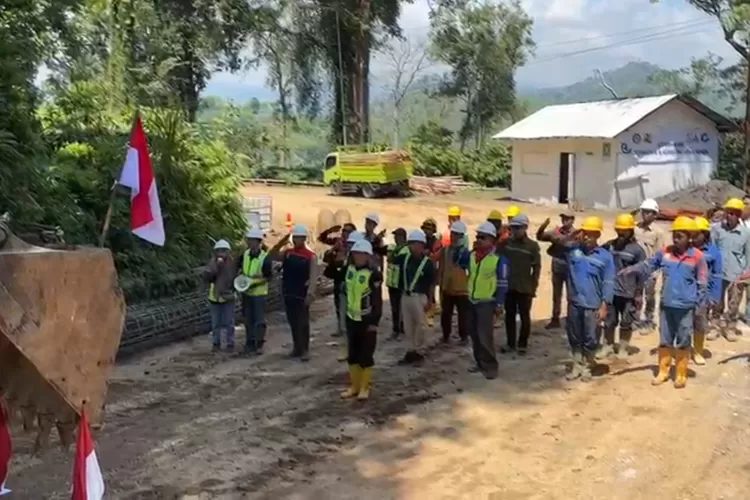 momen-pekerja-proyek-perbaikan-gumitir-berhenti-kerja-untuk-upacara-kemerdekaan-–-radar-banyuwangi