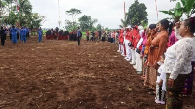 warga-lintas-agama-di-lereng-raung-banyuwangi-gelar-upacara-kemerdekaan-berpakaian-adat