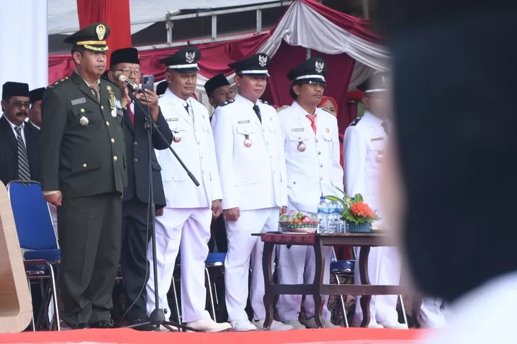 mengintip-rasa-haru-hut-ri-ke-80-di-siliragung:-anak-sekolah-baris-bareng-prajurit-tni,-bikin-merinding!