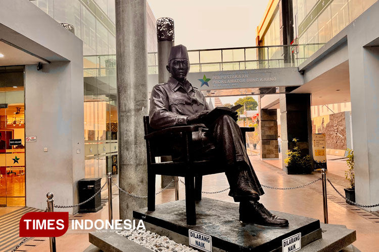 patung-bung-karno-dan-keyakinan-yang-tersimpan-di-sepatu-kirinya-–-times-banyuwangi
