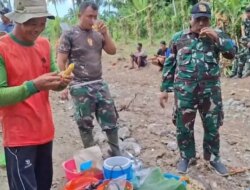 Humanis! Satgas TMMD ke-125 Kodim 0825/Banyuwangi Akrab dengan Warga, Makan Bareng di Sela Istirahat
