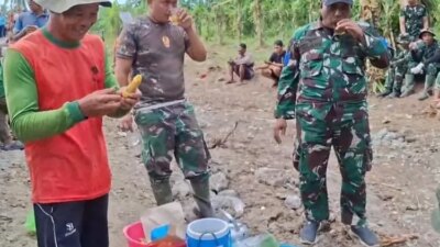humanis!-satgas-tmmd-ke-125-kodim-0825/banyuwangi-akrab-dengan-warga,-makan-bareng-di-sela-istirahat