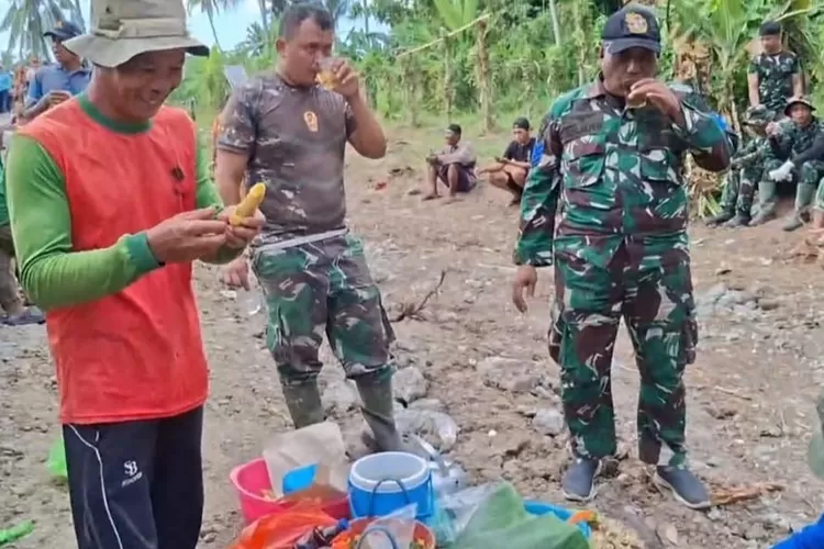 humanis!-satgas-tmmd-ke-125-kodim-0825/banyuwangi-akrab-dengan-warga,-makan-bareng-di-sela-istirahat