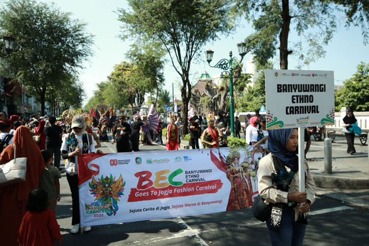 pawai-banyuwangi-ethno-carnival-sihir-ribuan-penonton-jogja-fashion-carnival-2025-–-times-banyuwangi