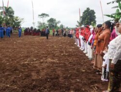 Warga Lintas Agama di Desa Kaligondo, Banyuwangi Gelar Upacara Kemerdekaan Berpakaian Adat