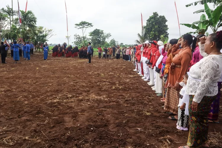 warga-lintas-agama-di-desa-kaligondo,-banyuwangi-gelar-upacara-kemerdekaan-berpakaian-adat