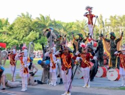 Drumcorps Smadatara Genteng Meriahkan Upacara HUT ke-80 RI di Taman Blambangan