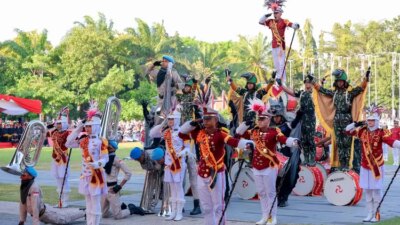 drumcorps-smadatara-genteng-meriahkan-upacara-hut-ke-80-ri-di-taman-blambangan