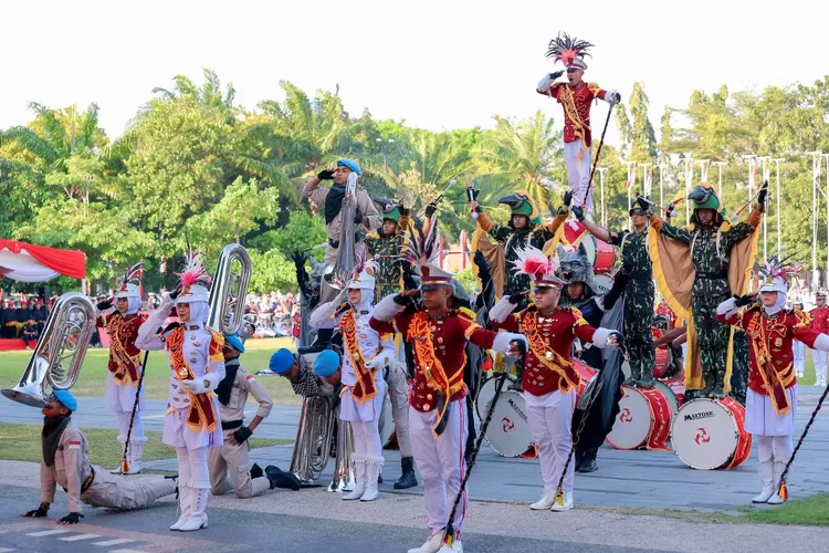 drumcorps-smadatara-genteng-meriahkan-upacara-hut-ke-80-ri-di-taman-blambangan