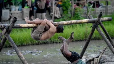 seru-banget!-lomba-gepuk-guling-di-sawah-warnai-hut-ke-80-ri,-penonton-histeris