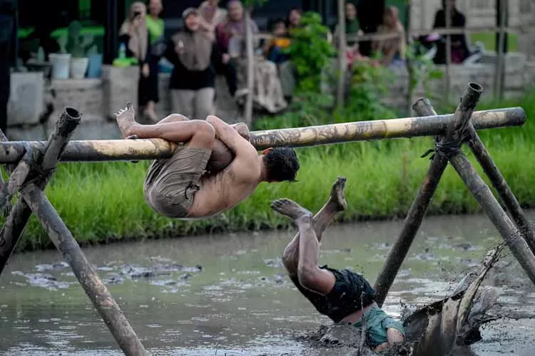 seru-banget!-lomba-gepuk-guling-di-sawah-warnai-hut-ke-80-ri,-penonton-histeris
