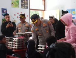 Kapolresta Banyuwangi Bagikan 1.218 Paket Makanan Bergizi, Anak-anak Senang